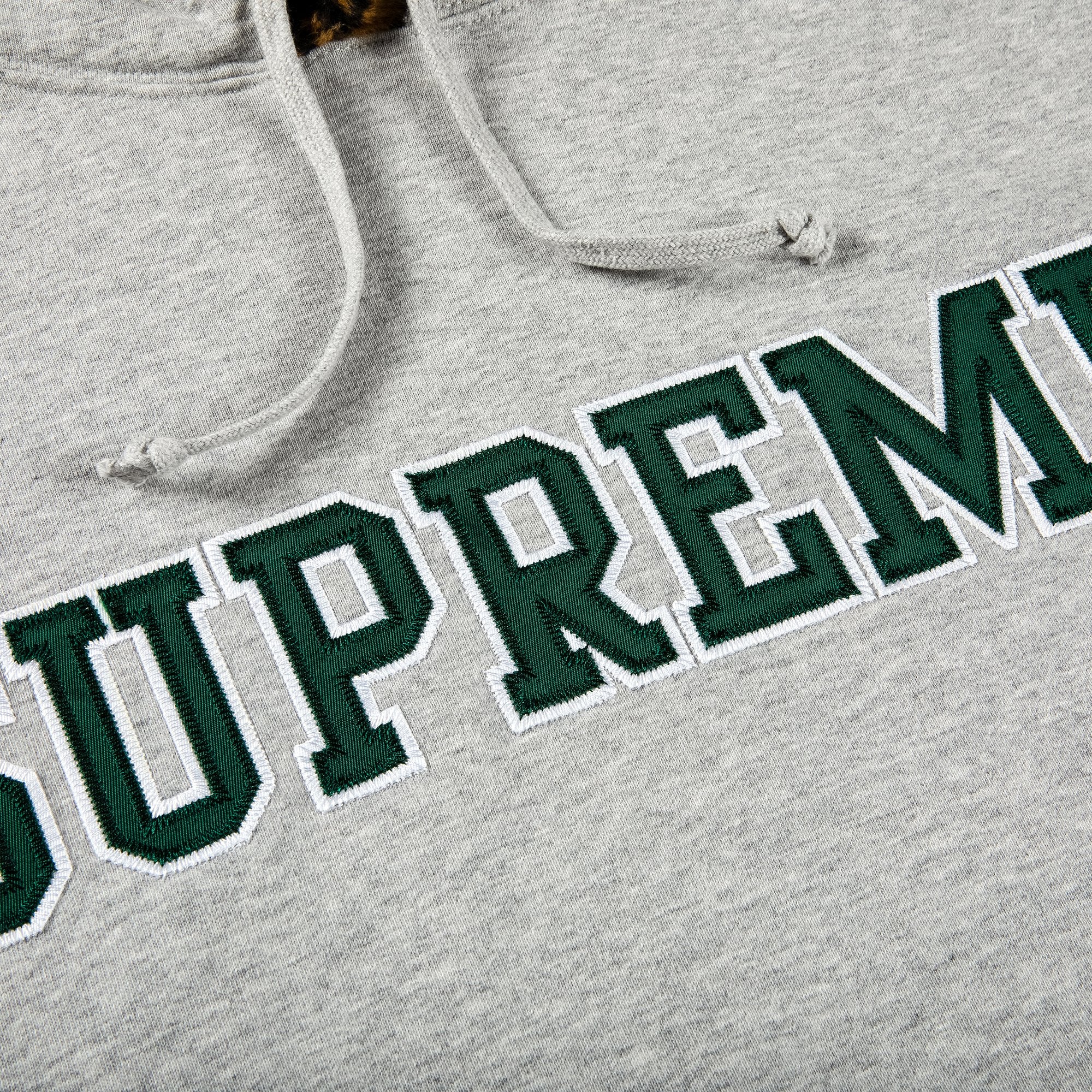 هودي بطبعة جلد النمر من Supreme، باللون الرمادي الفاتح