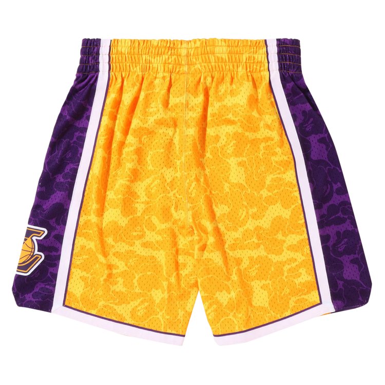 شورت BAPE x Mitchell &amp; Ness Los Angeles Lakers باللون الأصفر