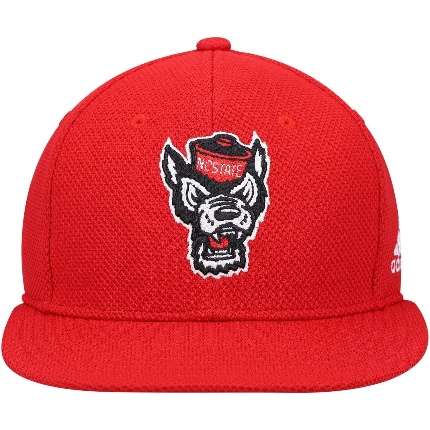 قبعة بيسبول adidas للرجال باللون الأحمر لفريق NC State Wolfpack على أرض الملعب