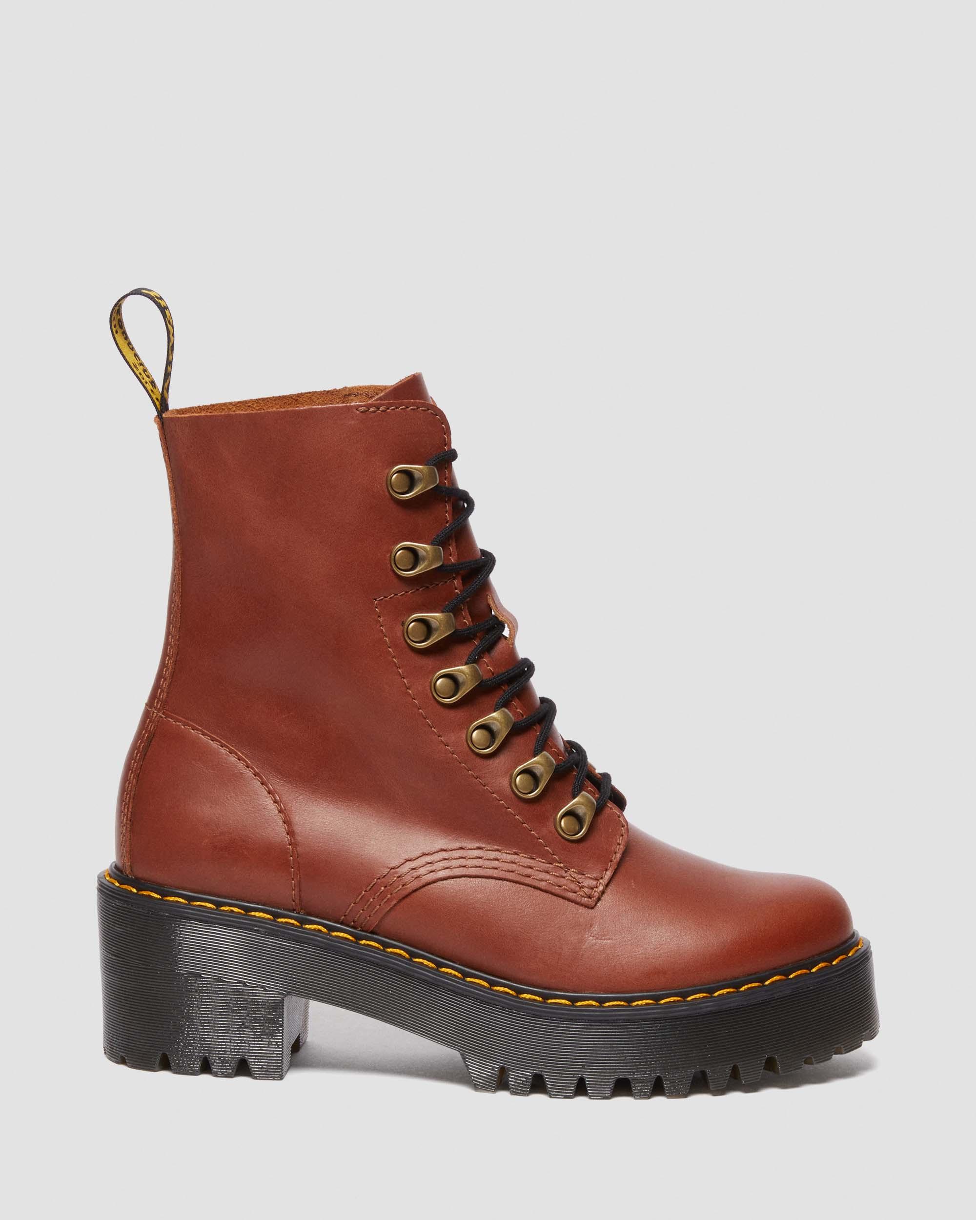 حذاء نسائي بكعب من الجلد من Leona Farrier Dr. Martens