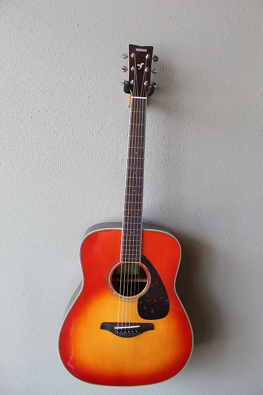 جيتار صوتي جديد تمامًا من Yamaha FG830 Dreadnought مع حقيبة حفلات موسيقية - Autumn Burst