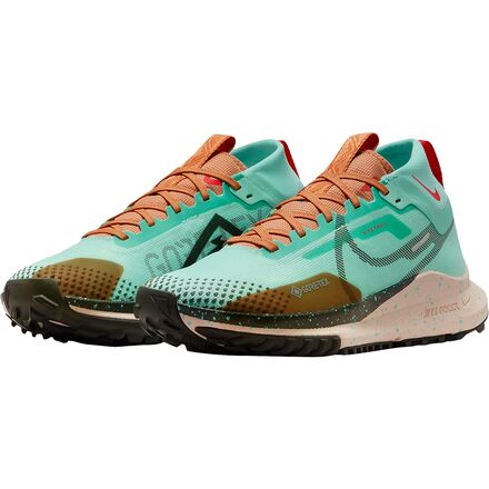 حذاء الجري Nike React Pegasus Trail 4 GORE-TEX للنساء باللونين الأحمر الزمردي/البني الداكن/العنبر