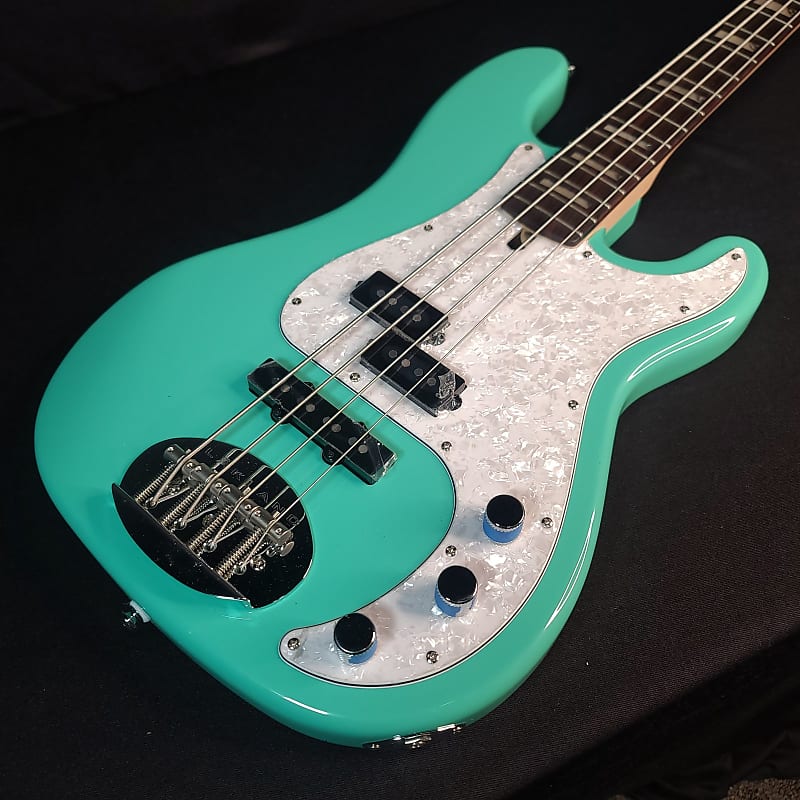 Bass guitar Lakland Skyline s44-64 Vintage P Bass Custom Limited Sea Foam Bass w/gig bag