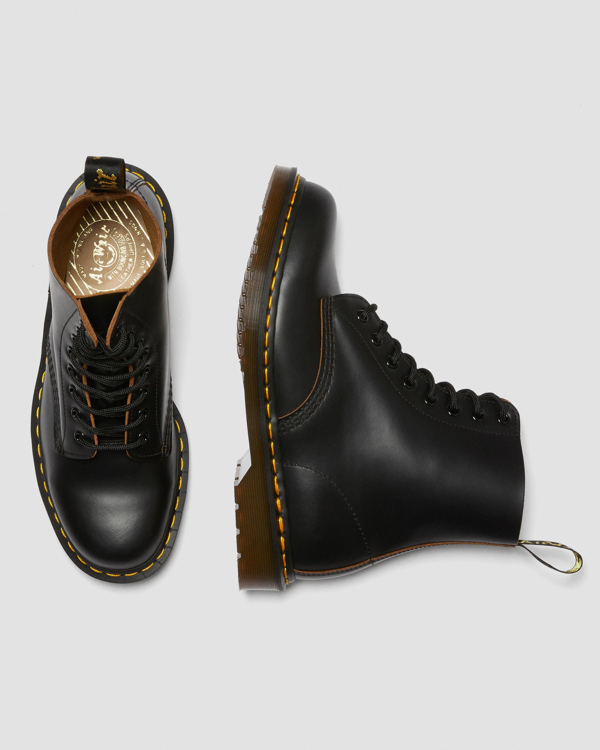 حذاء برباط من إنتاج شركة Dr. Martens، صنع في إنجلترا عام 1460