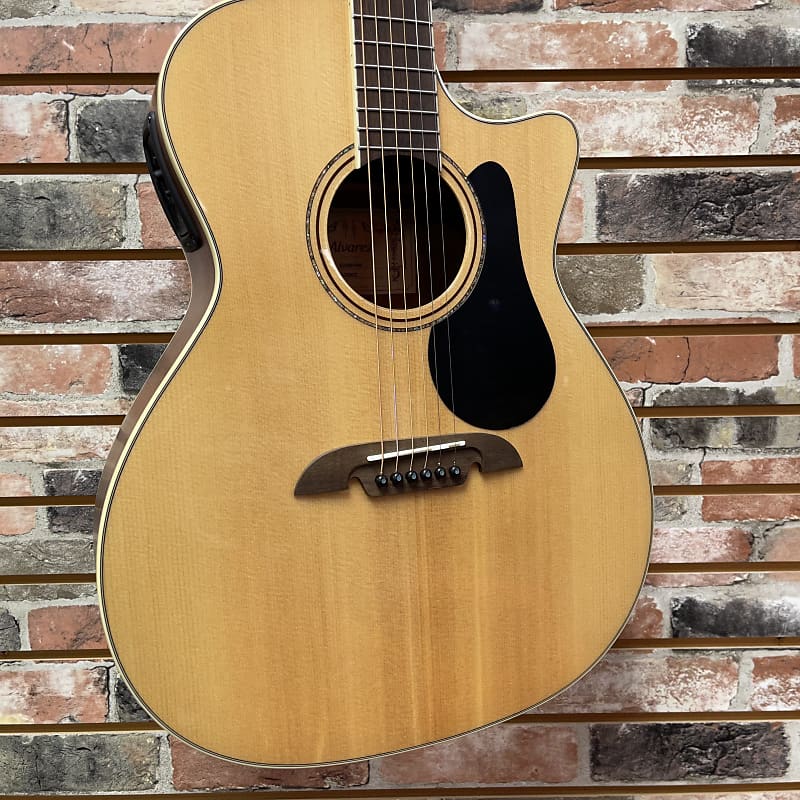 جيتار صوتي Alvarez AG60CE Artist Grand Auditorium Acoustic Electric مع معادل مقطوع وموالف