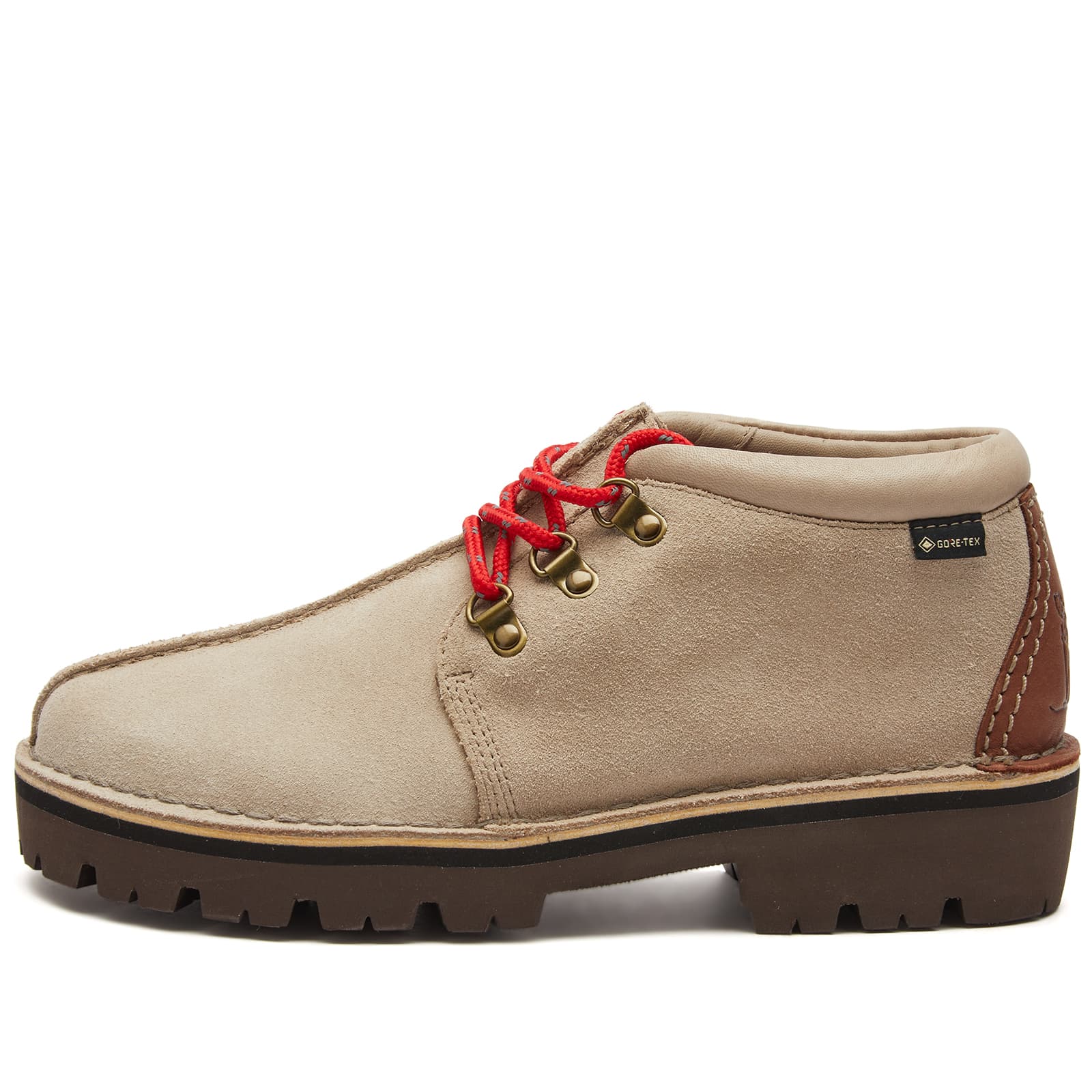 حذاء X Clarks Originals X Beams Plus Trek Hike Gtx، باللون الرمادي الفاتح