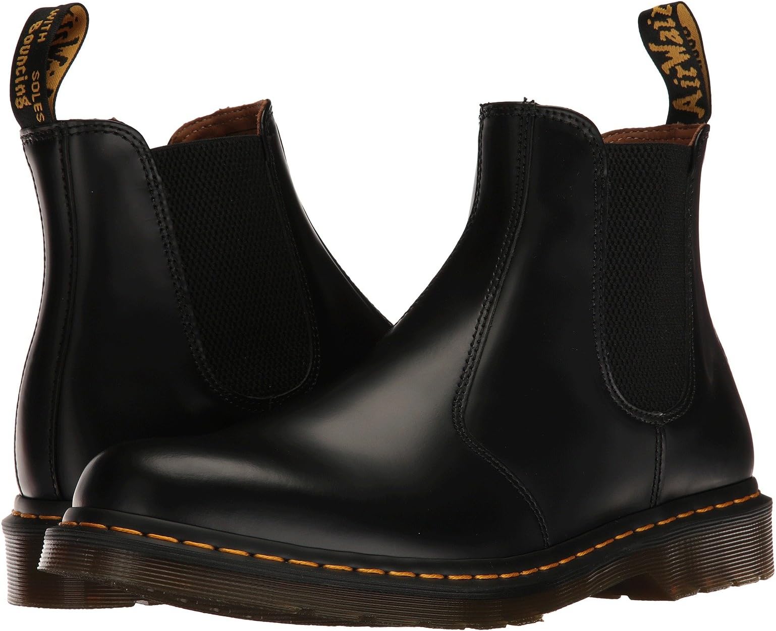 حذاء تشيلسي 2976 جلد ناعم بخياطة صفراء من Dr. Martens، أسود ناعم