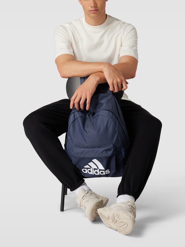 حقيبة ظهر adidas Originals Label Print باللون الأزرق الداكن