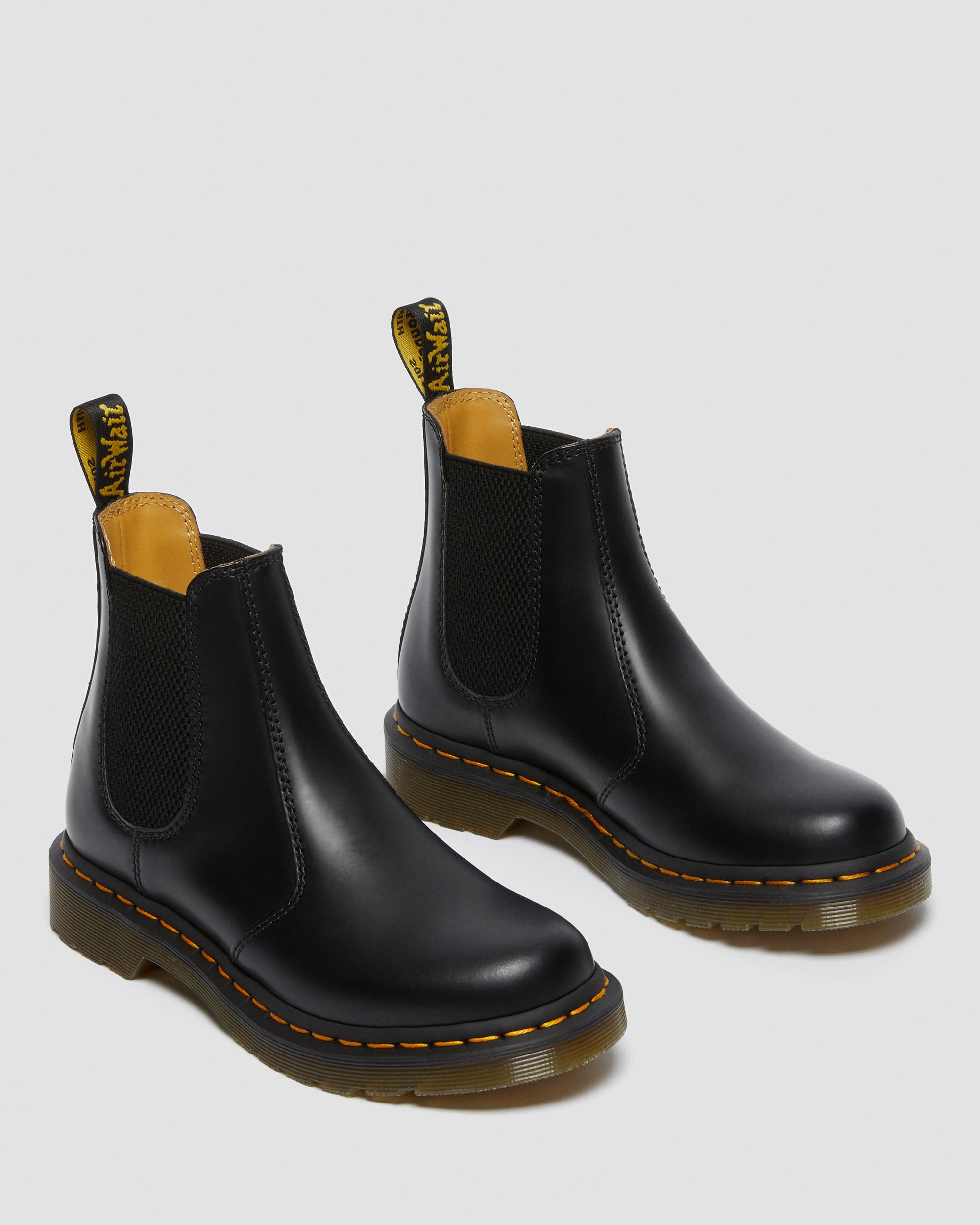 2976 حذاء تشيلسي للنساء مصنوع من الجلد الناعم من Dr. Martens