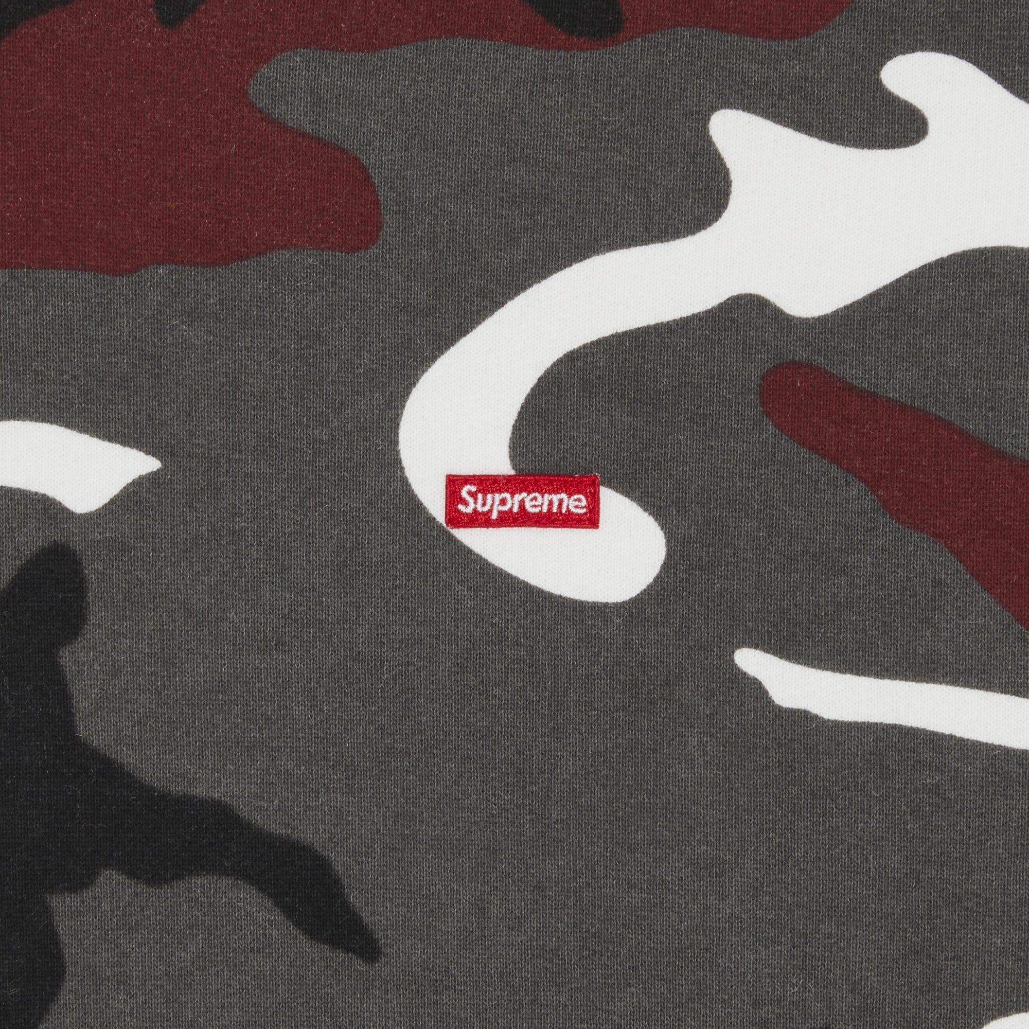 سويت شيرت Supreme Small Box مزود بغطاء رأس ورباط، أحمر مموه