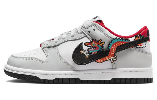 حذاء رياضي (GS) Nike Dunk Low 'Year of the Dragon'، باللون الأبيض