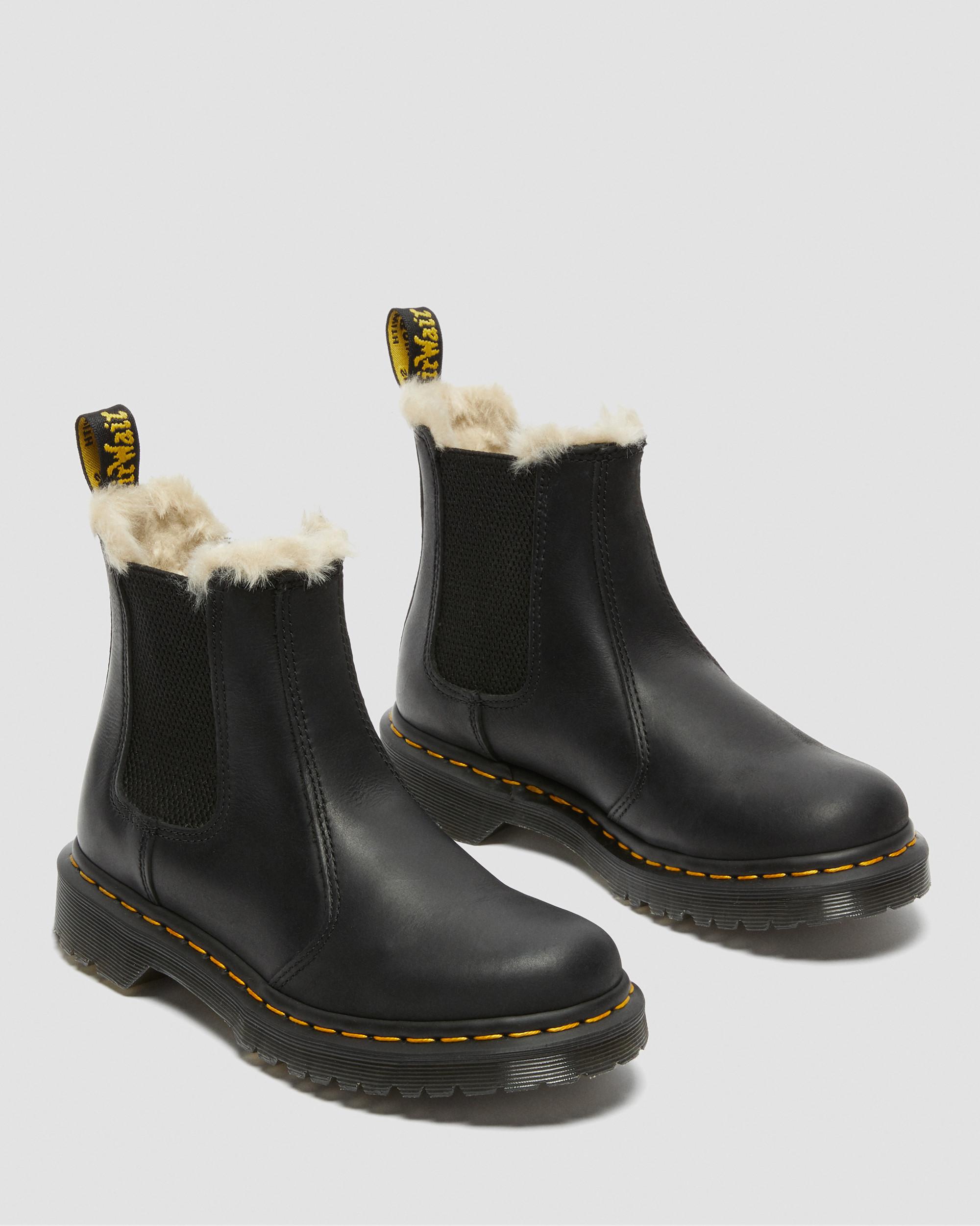 2976 حذاء تشيلسي للنساء مع بطانة من الفرو الصناعي من Dr. Martens