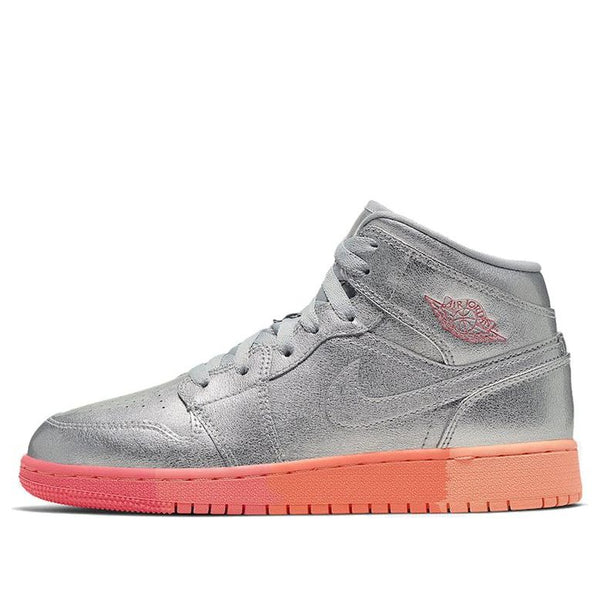 حذاء رياضي (GS) Air Jordan 1 Mid 'Metallic Silver Pink Crimson'، فضي معدني/وردي متسابق-رمادي ذئب