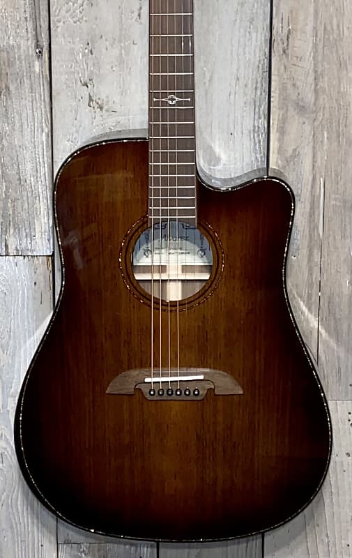 جيتار صوتي Alvarez MDA77CEAR Masterworks Dreadnought جيتار صوتي-كهربائي Shadow Burst، جيتار مذهل!