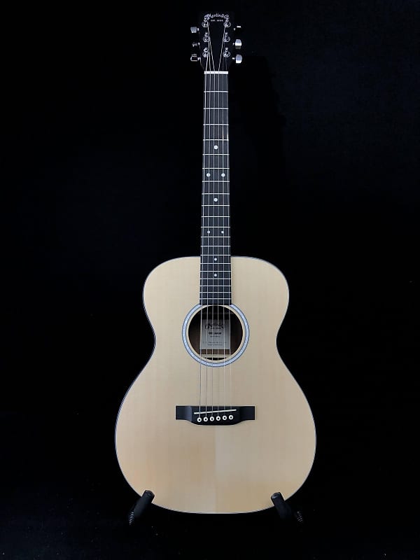 Acoustic guitar Martin 000JR-10