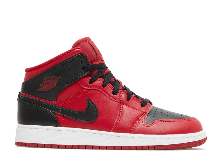 حذاء رياضي AIR JORDAN 1 MID GS 'REVERSE BRED'، باللون الأحمر