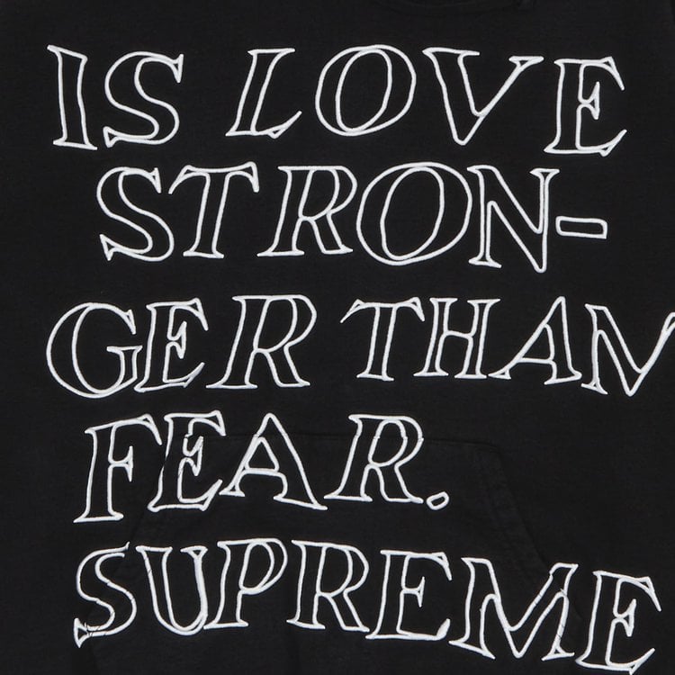 سويت شيرت Supreme Stronger Than Fear بغطاء رأس باللون الأسود