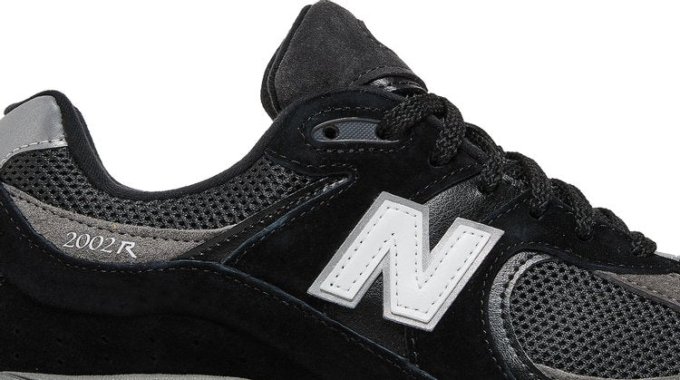 New Balance 2002R sneakers, black/dark gray