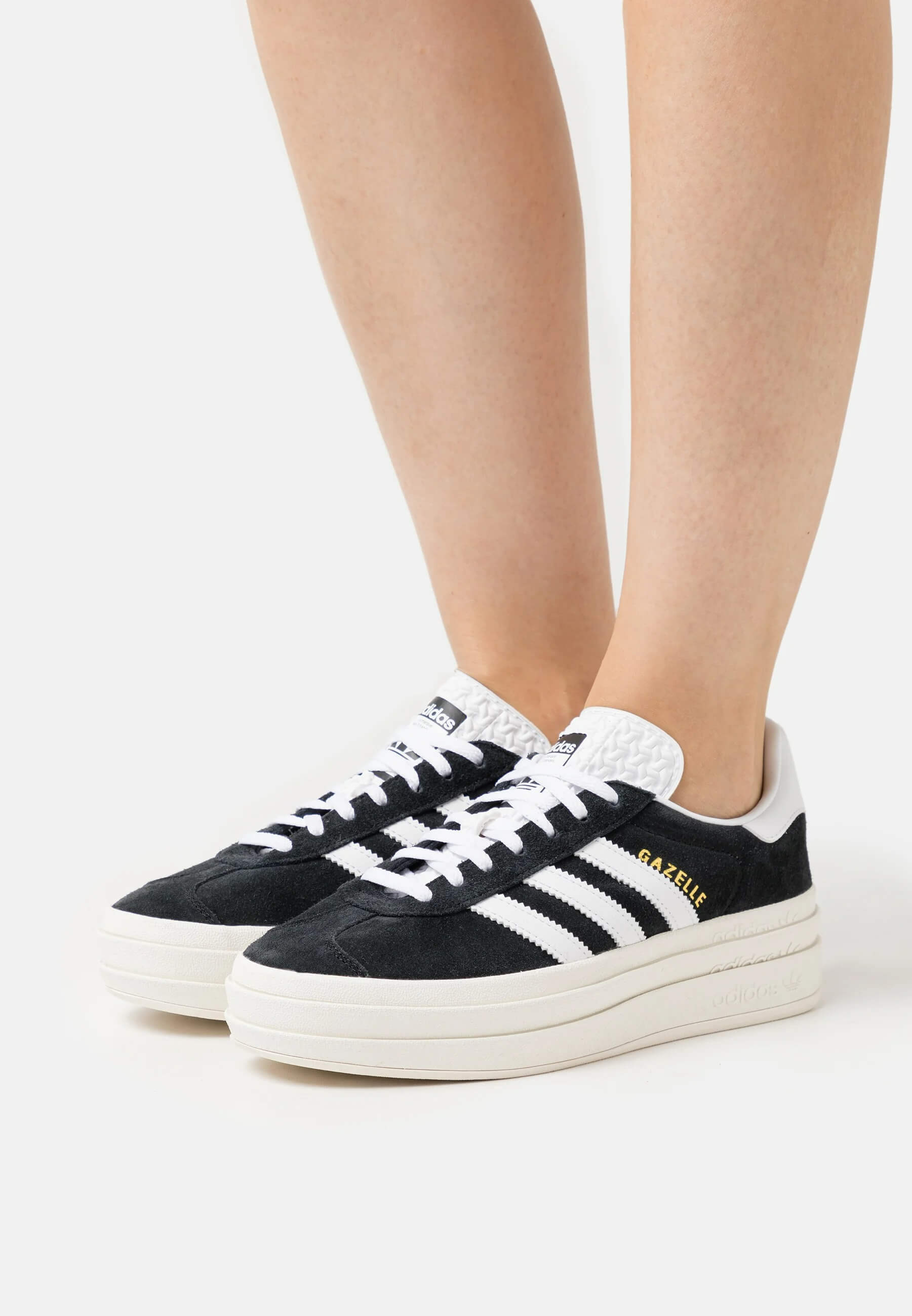 حذاء رياضي Adidas Originals Gazelle Bold، باللون الأسود/البيج