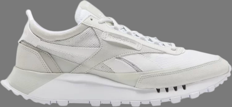 حذاء رياضي كلاسيكي من الجلد باللون الرمادي "White Skull Grey" من شركة Reebok، باللون الأبيض