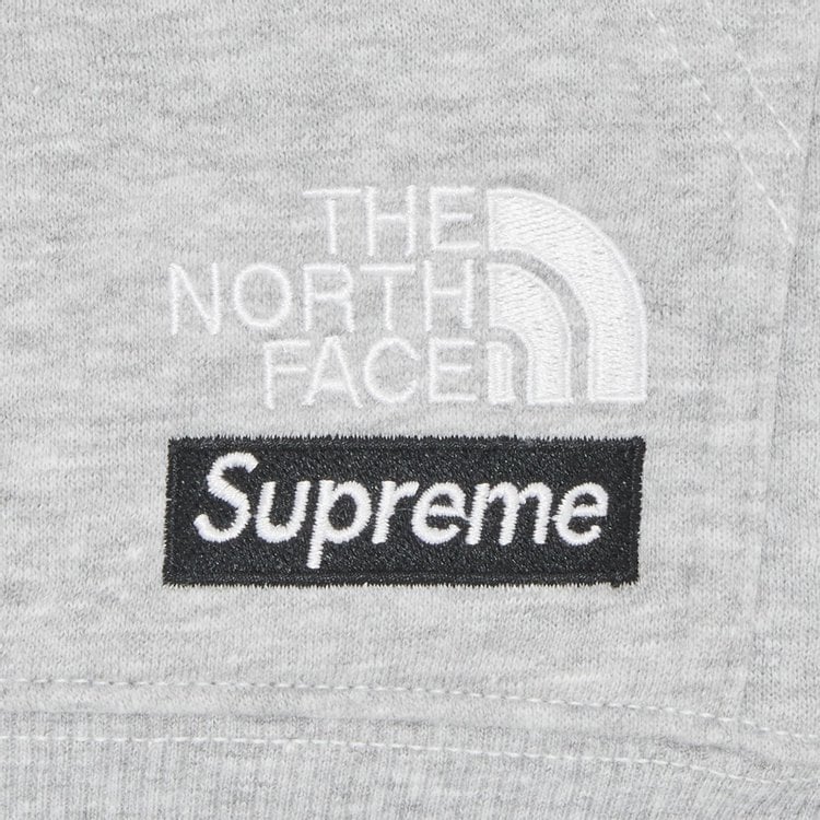 سويت شيرت بغطاء رأس قابل للتحويل من Supreme x The North Face "Heather Grey"، باللون الرمادي