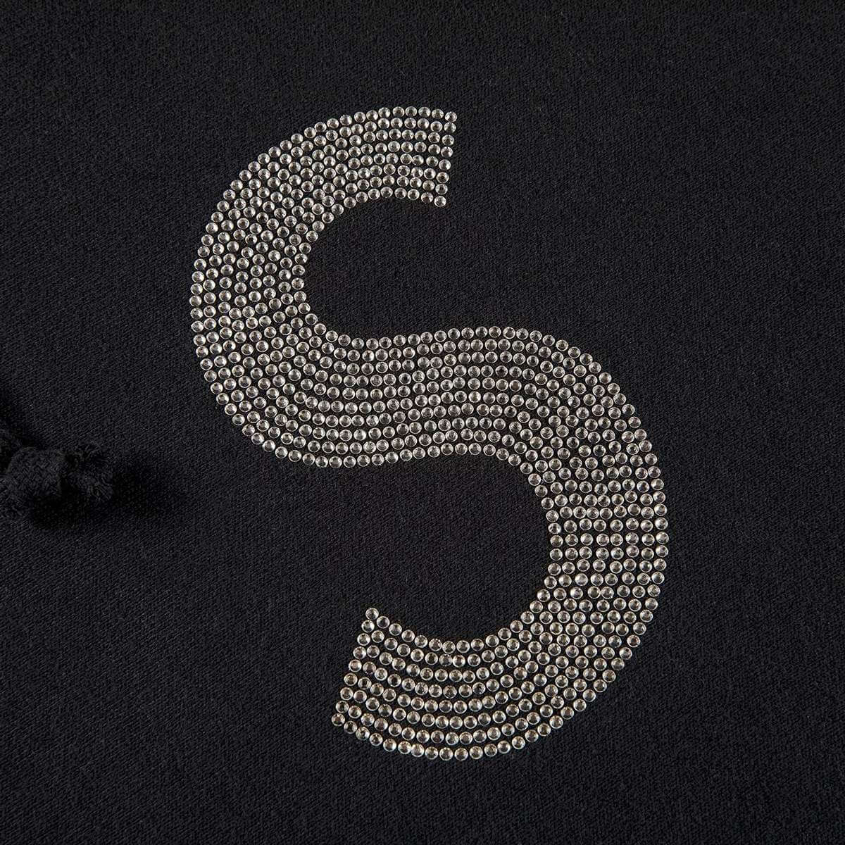 هودي بشعار Supreme x Swarovski S، باللون الأسود