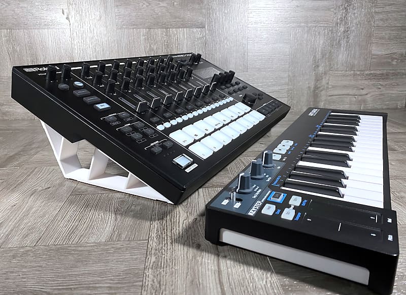 حامل طبول بزاوية 25 درجة لـ Roland MC-707 Groovebox / TR-8S - اللون أبيض - من KZcraftworks - الولايات المتحدة الأمريكية MC-707 / TR-8S