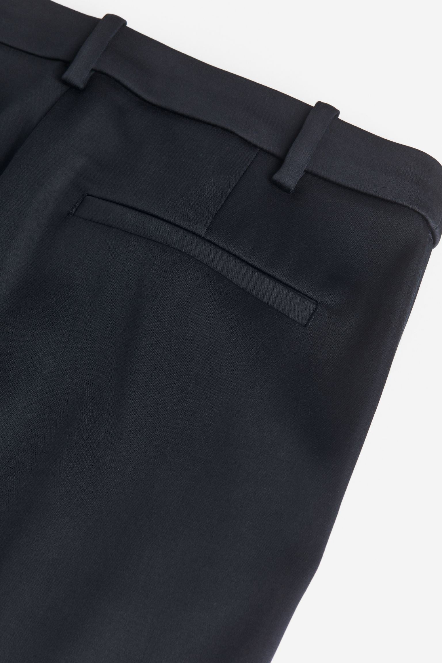 بنطلون H&amp;M Slim Satin باللون الأزرق الداكن