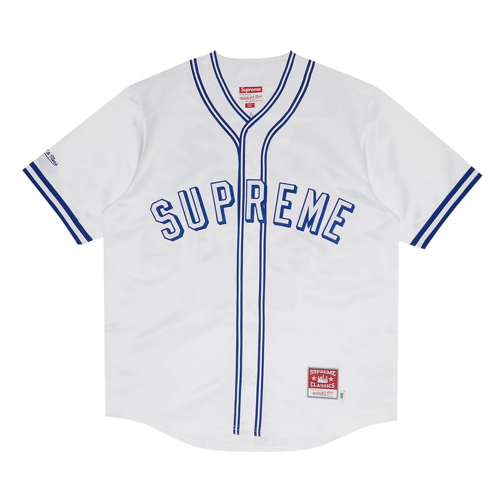 قميص بيسبول ساتان من Supreme x Mitchell &amp; Nes، باللون الأبيض