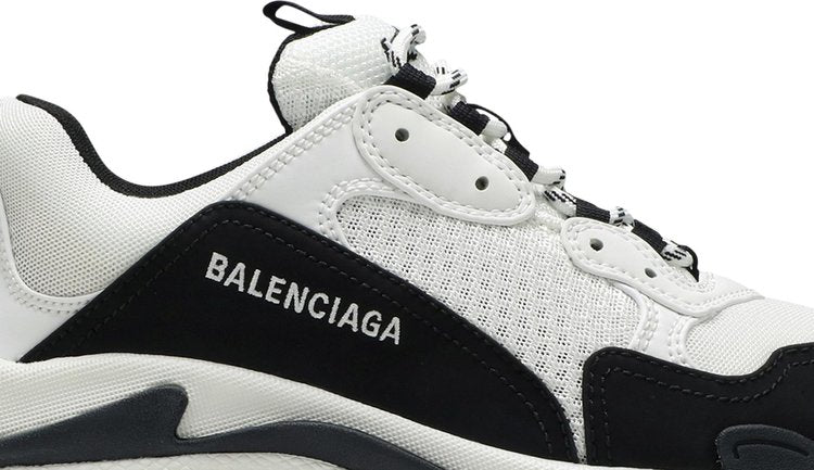 حذاء رياضي Balenciaga Triple S باللون الأبيض والأسود