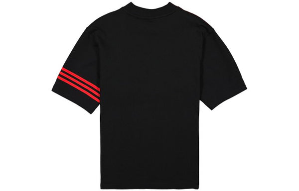 تي شيرت adidas originals x 424 R. تي شيرت مضلع بياقة عالية وأكمام قصيرة فضفاضة باللون الأسود، أسود