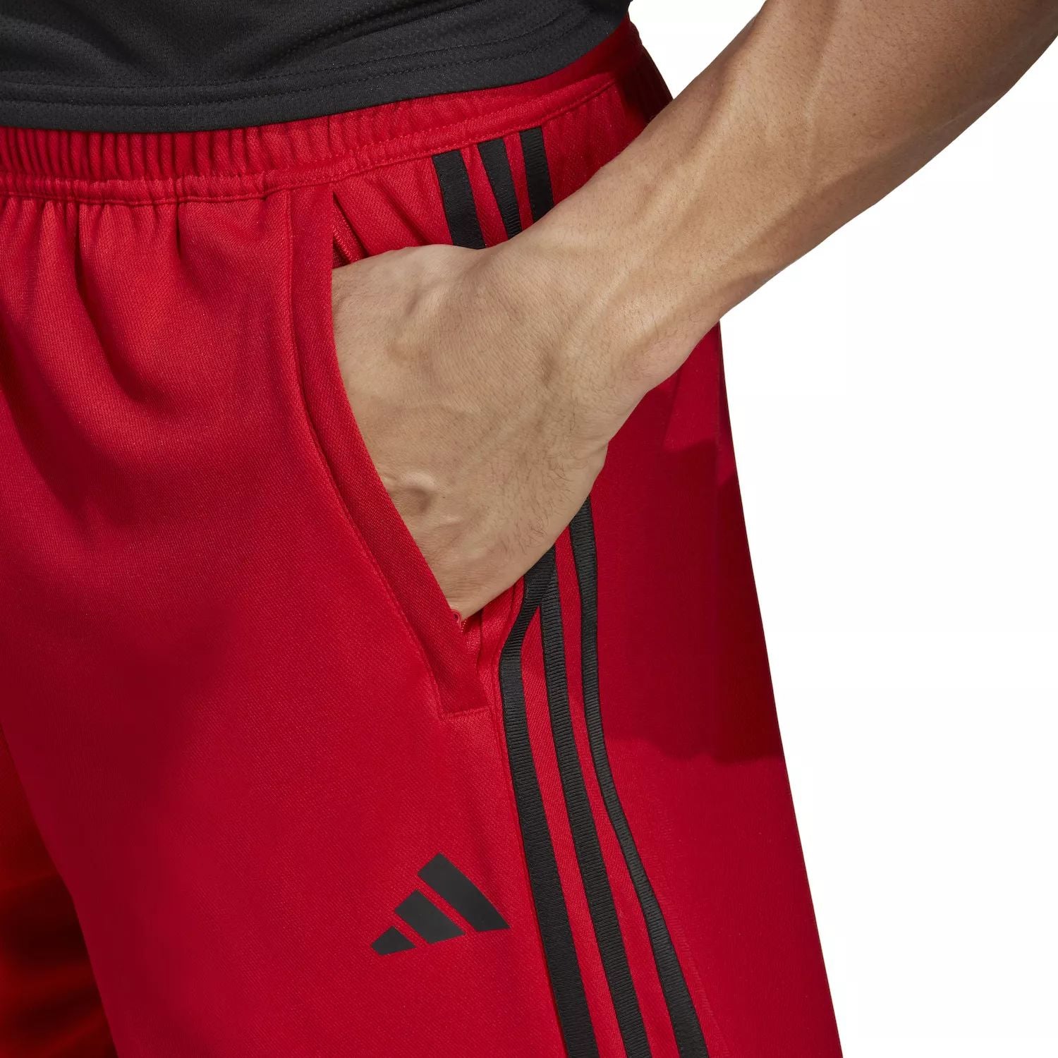 شورت تدريب رجالي من adidas Train Essentials مصنوع من قماش بيكيه بثلاثة خطوط