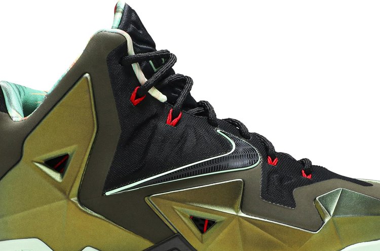 حذاء رياضي Nike LeBron 11 'King's Pride' باللون الذهبي