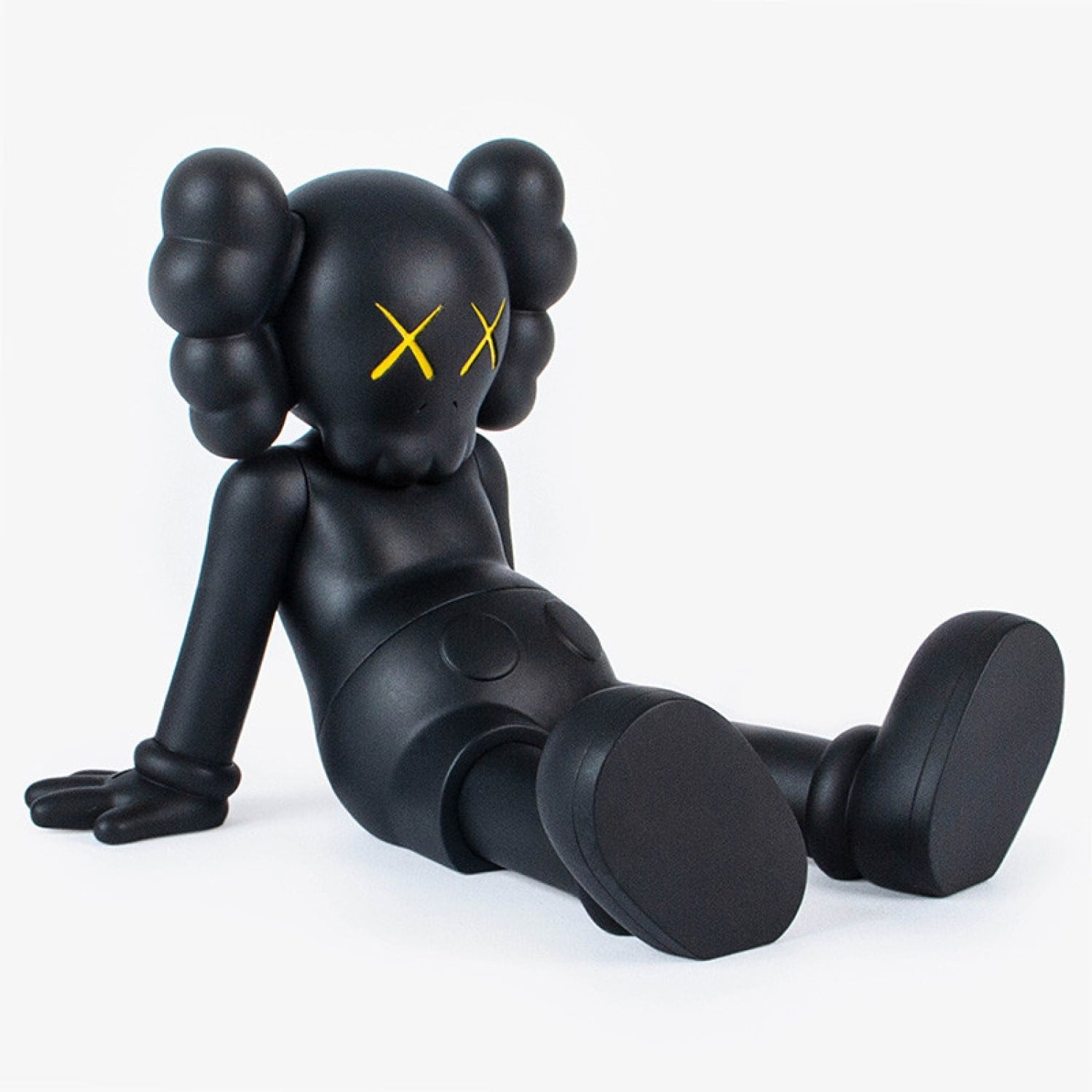 مجسم فينيل من Kaws Holiday Taipei، باللون الأسود