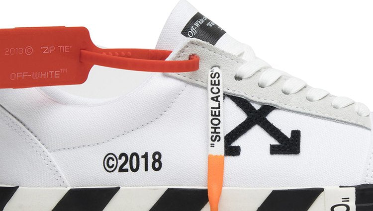 حذاء رياضي Off-White Vulc Low Top باللون الأبيض