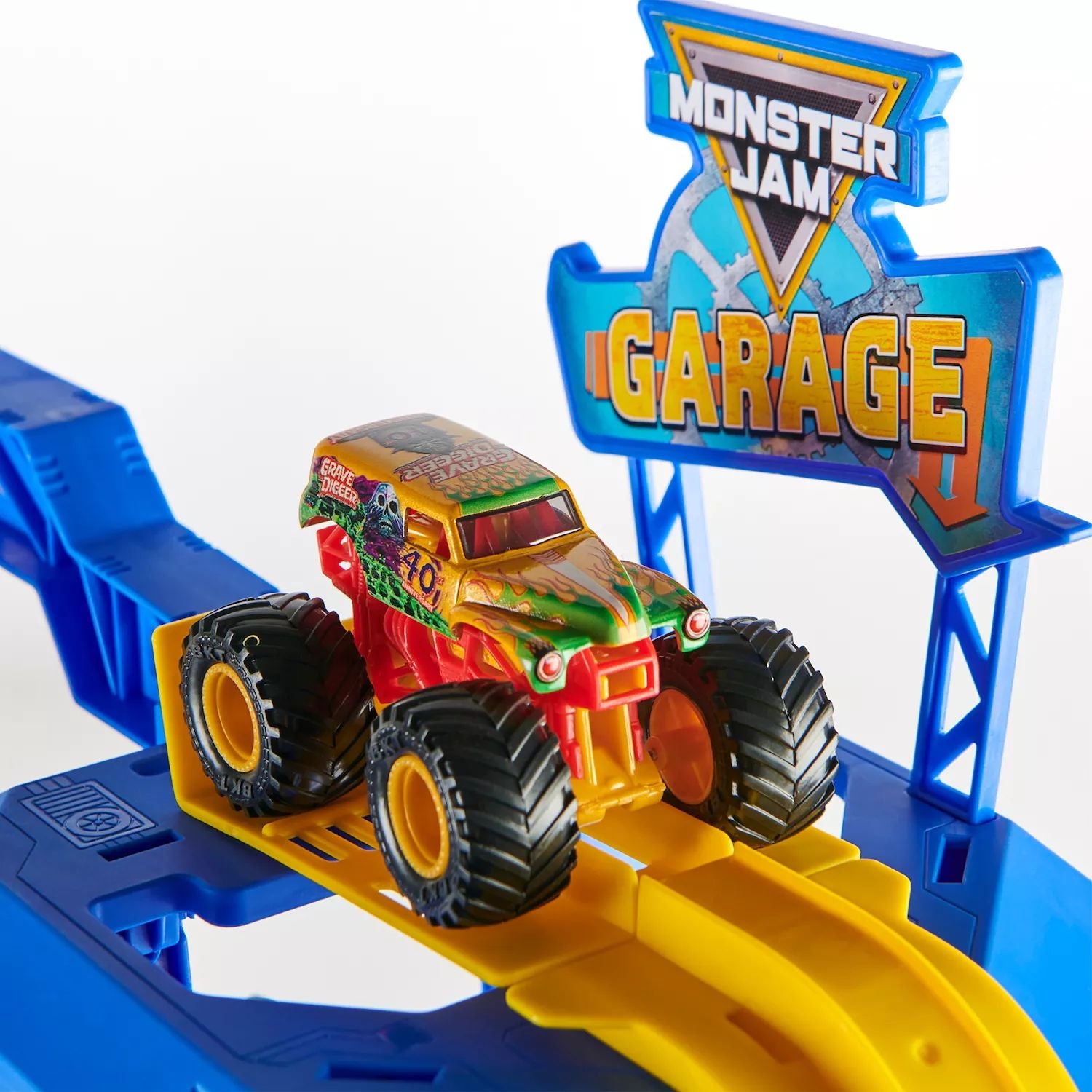 مجموعة ألعاب Monster Jam Garage والخزنة مع شاحنة Monster Jam Grave Digger الحصرية