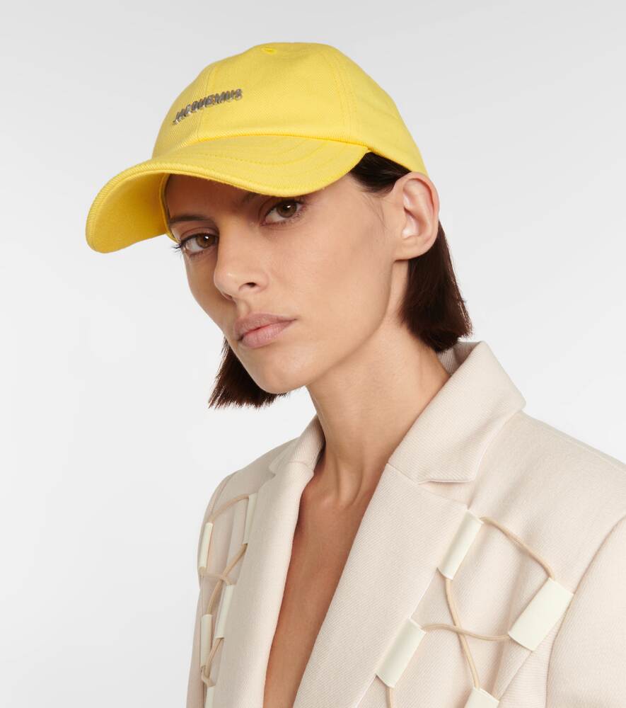 قبعة بيسبول La Casquette Rond من قماش Jacquemus المائل باللون الأصفر