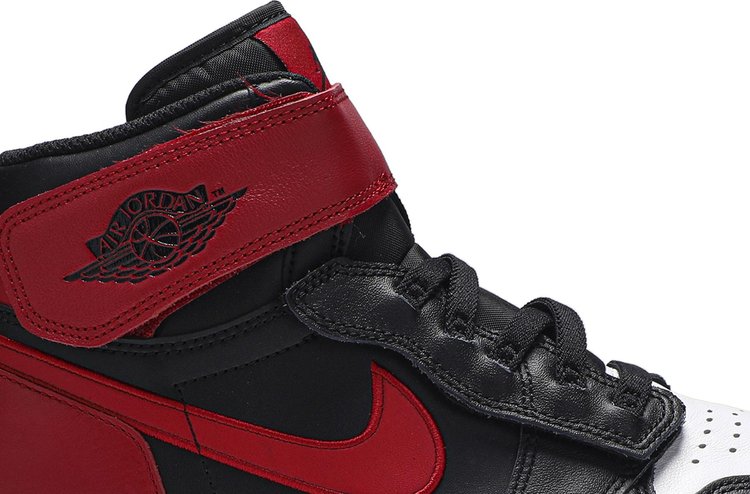 حذاء رياضي Air Jordan 1 High FlyEase أسود اللون بأصابع قدم، أحمر