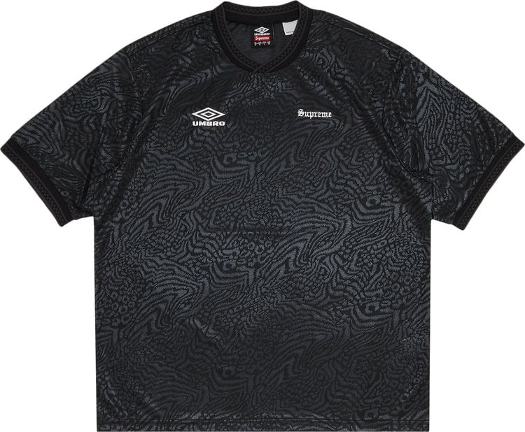 تي شيرت كرة قدم مطبوع عليه شعار Supreme x Umbro Jacquard Animal Print Jersey باللون الأسود، باللون الأسود