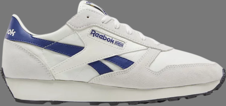 حذاء رياضي كلاسيكي من الجلد باللون الأبيض من شركة Reebok "chalk deep cobalt"