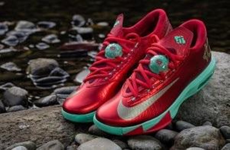 حذاء رياضي Nike KD 6 'Christmas' باللون الأحمر