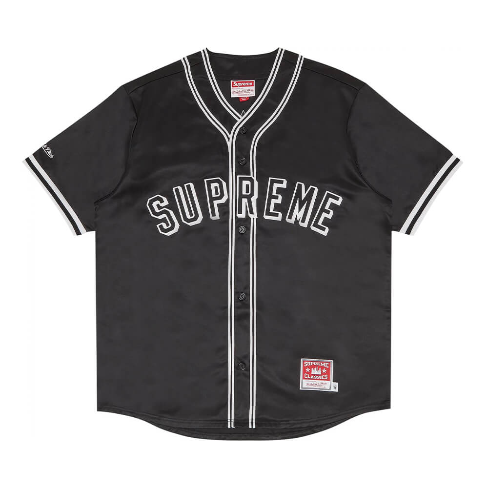 قميص بيسبول ساتان من Supreme x Mitchell &amp; Nes، باللون الأسود