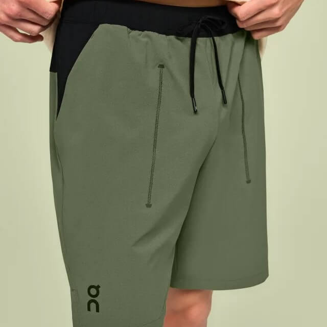 On Running Focus shorts, green/black