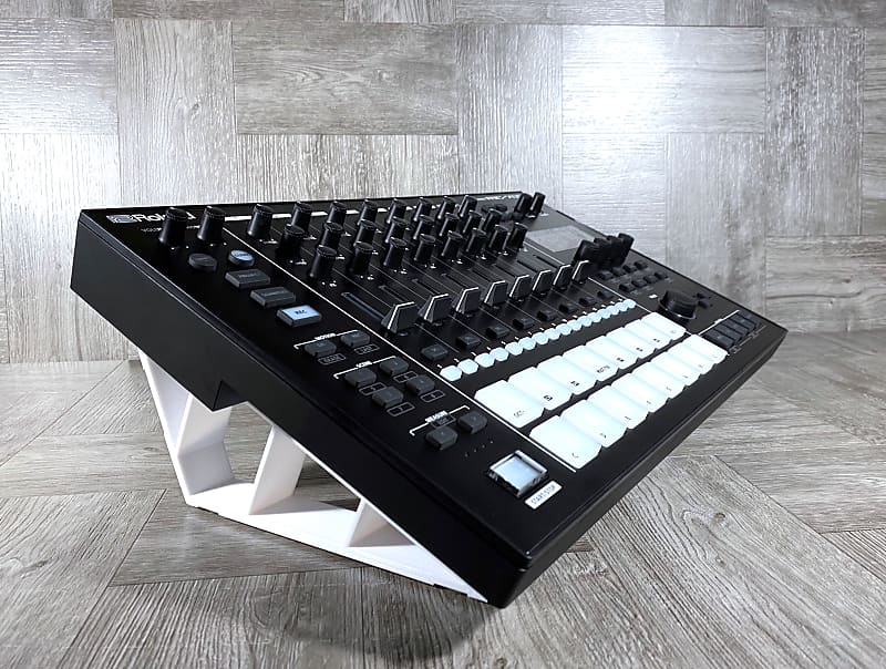 حامل طبول بزاوية 25 درجة لـ Roland MC-707 Groovebox / TR-8S - اللون أبيض - من KZcraftworks - الولايات المتحدة الأمريكية MC-707 / TR-8S