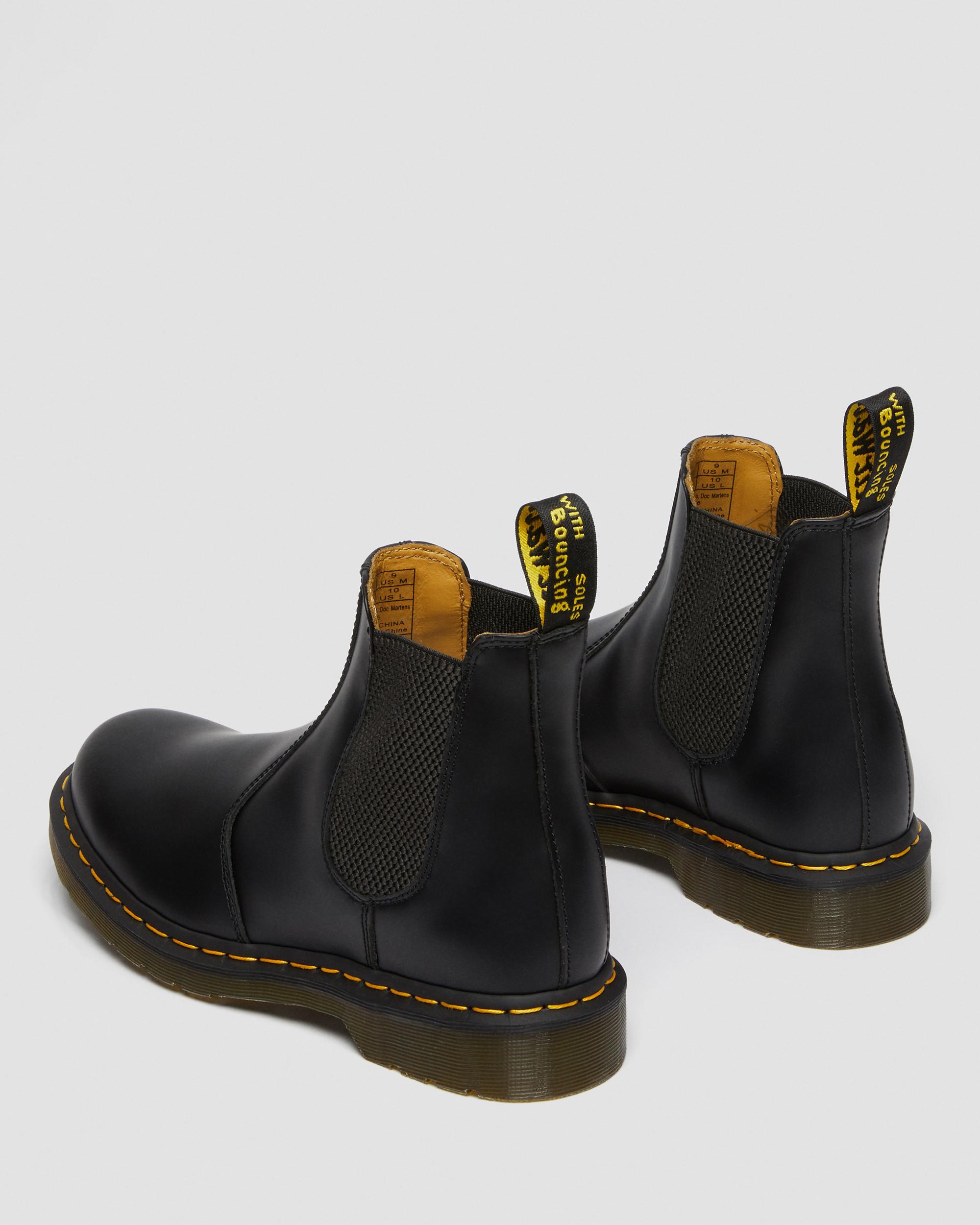 حذاء تشيلسي من الجلد الناعم مع خياطة Dr. Martens، باللون الأسود