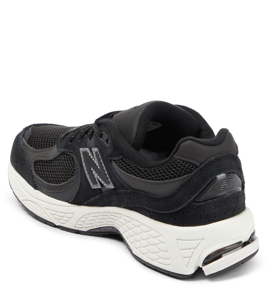 2002 New Balance sneakers, black