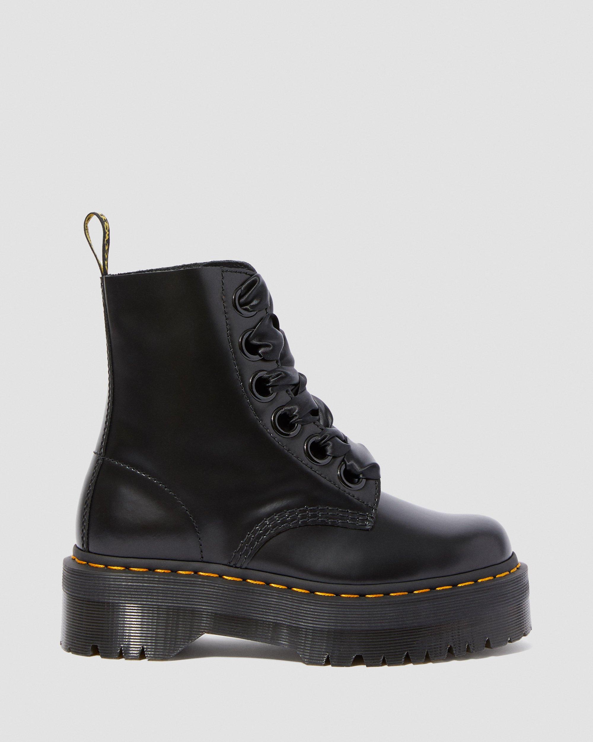 حذاء نسائي بكعب عالٍ من الجلد من Molly Dr. Martens