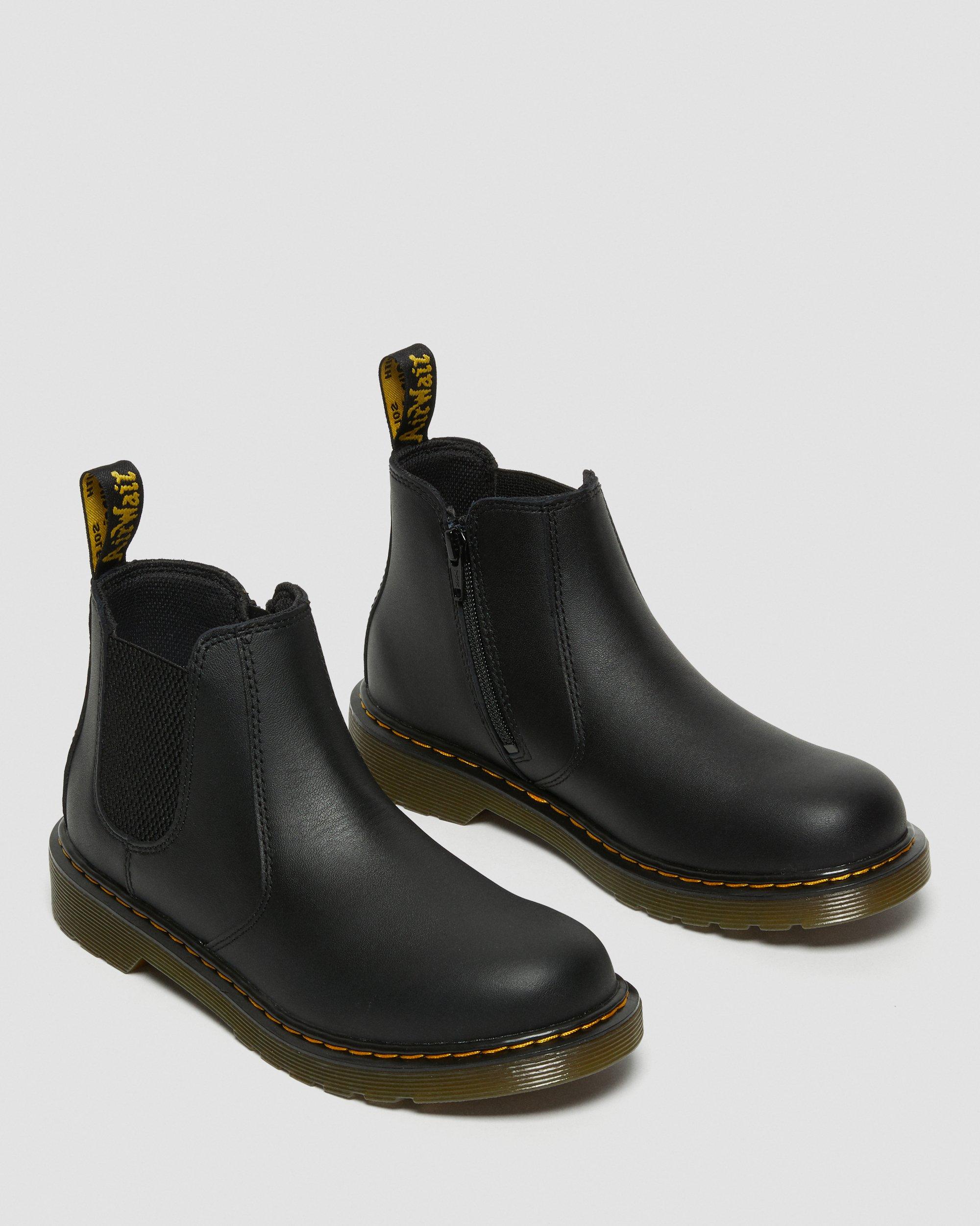 حذاء تشيلسي الجلدي للشباب 2976 Softy T Dr. Martens