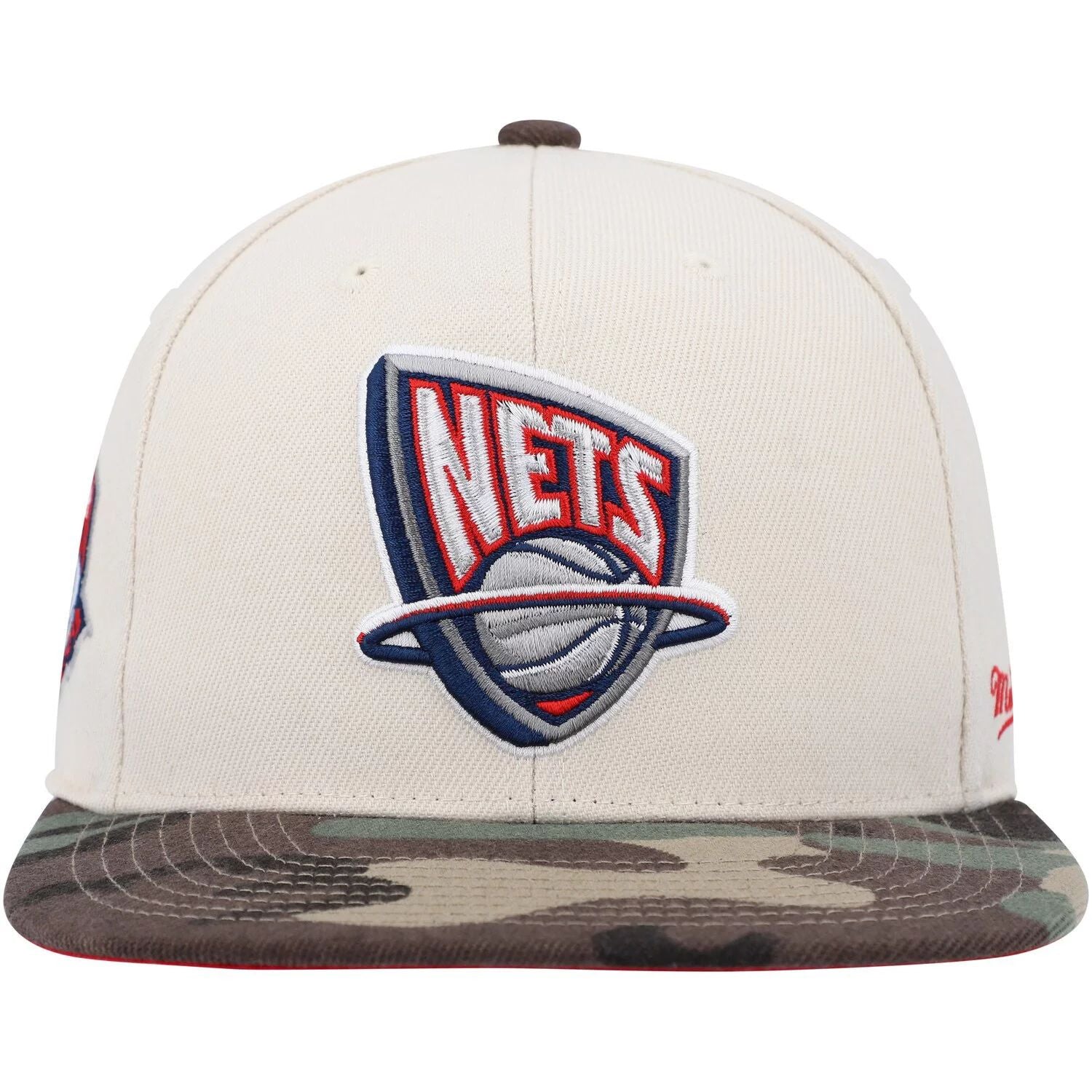 قبعة Mitchell &amp; Ness New Jersey Nets Hardwood Classics للرجال باللون الكريمي/التمويهي، قبعة بيضاء مموهة بمناسبة الذكرى السنوية الخامسة والثلاثين