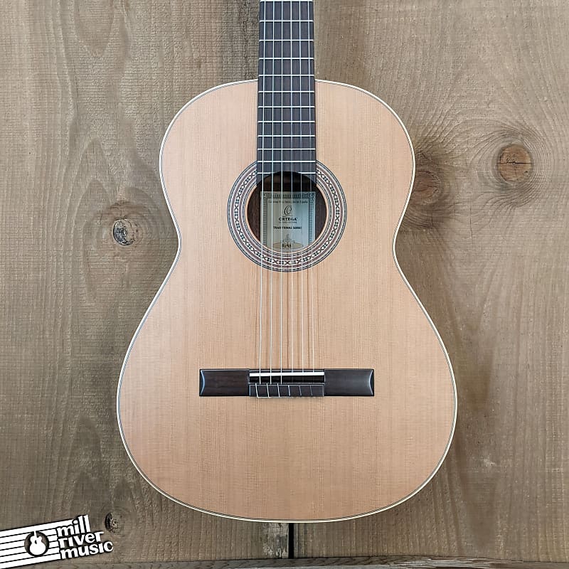 Acoustic guitar Ortega Traditional Series Cedar Top Nylon String Acoustic Guitar R190 w/Gigbag